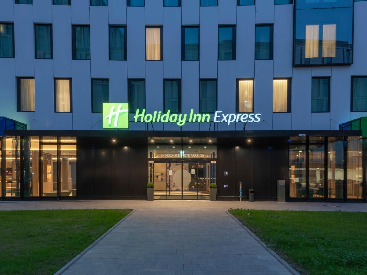 Holiday Inn Express Dusseldorf - Hauptbahnhof, An Ihg Hotel ภายนอก รูปภาพ
